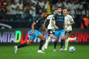"Desligamos alguns minutos", ressalta Renato após Grêmio empatar contra o Corinthians