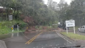 Deslizamento de terra interrompe parcialmente o trânsito na ERS-122, em Antônio Prado