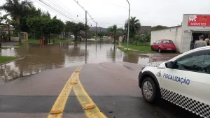 Trânsito de Porto Alegre tem pontos de bloqueio total causados pela chuva