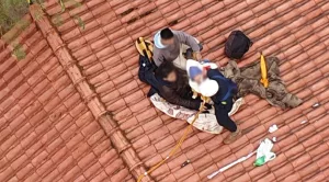 Famílias são resgatadas de helicóptero após cheia do Taquari; veja vídeo