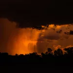 Nuvens escuras ilustrando alerta do Inmet para forte chuva