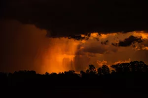 Nuvens escuras ilustrando alerta do Inmet para forte chuva