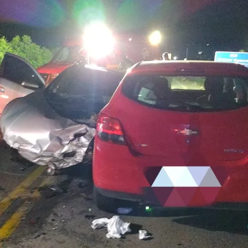 Imagem mostra dois carros que colidiram em uma estrada, à noite, em Guaporé, no Rio Grande do Sul.