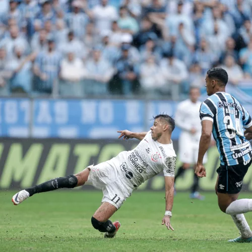 Romero chuta para fazer o gol do corinthians contra o Grêmio
