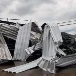 Amontoado de telhas de zinco amontoadas após temporal em Giruá.