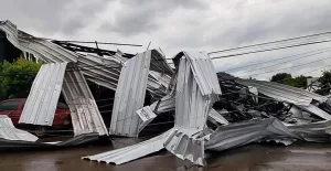 Amontoado de telhas de zinco amontoadas após temporal em Giruá.