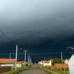 Nuvens carregadas durante aproximação de tempestade em Alegrete. Crédito: arquivo / Defesa Civil RS