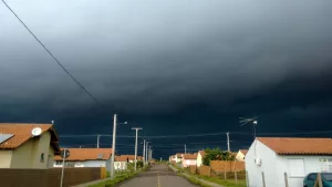 Nuvens carregadas durante aproximação de tempestade em Alegrete. Crédito: arquivo / Defesa Civil RS
