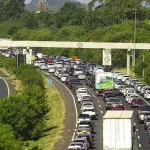 Imagem da rodovia freeway, que possui quatro faixas, lotada de veículos